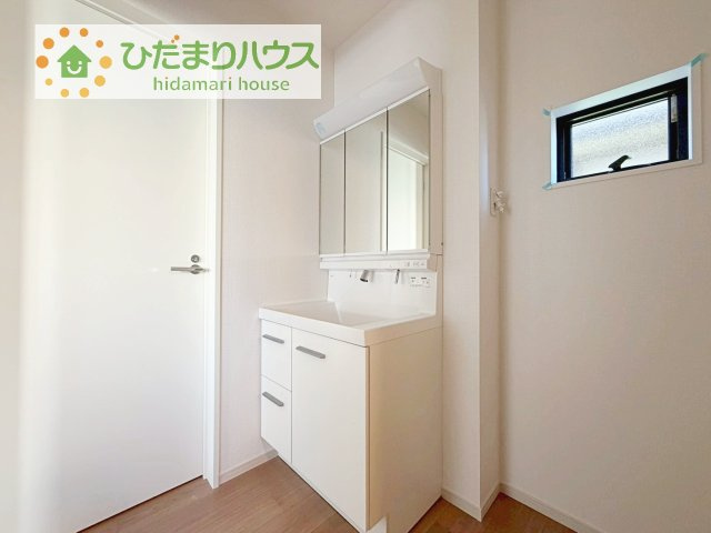 【独立洗面台】 | 我孫子市寿4期　新築戸建　1号棟 | 三面鏡の大きな鏡は憧れます(^^♪
鏡の後ろは収納となっていて、細かいものでも収納できるのでスッキリと整理できます！