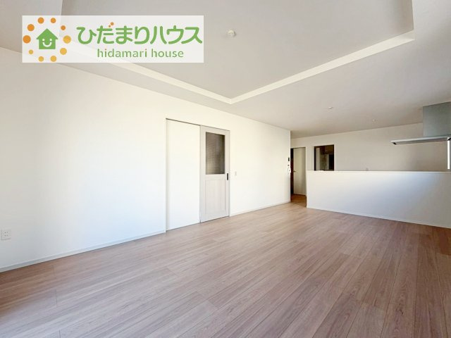 【居間・リビング】 | 我孫子市寿4期　新築戸建　1号棟 | リビングの大きな窓からは、暖かな日の光が降り注ぎます・・・