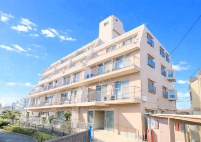 【外観】 | 鴨居クリスコーポ | ◆爽やかな青空の下に贅沢なほどに降り注ぐ陽光、豊かな居住性と、クオリティが見事に調和した住空間は、住まうことの喜びを感じさせてくれます。ゆとりある広い敷地で開放的なお住まいです。