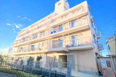 【外観】 | 鴨居クリスコーポ　鴨居まで7分/ペット飼育可/Renovation物件/日当良好/駅まで平坦 | ◆その邸が魅せる、気品・上質・重厚感・極細やかさ、そのすべては訪れた者に安らぎと品性を与える特別な空間です。ここに住むからこそ意味がある。すべての（始まり）をここから迎えます。