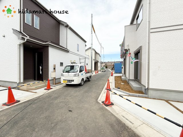 第3伊奈小室　新築戸建　ハートフルLの前面道路含む現地写真