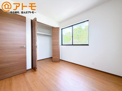 【子供部屋】 | 沼津市岡宮2期　新築一戸建て　全１棟 | 広々使える収納付きの洋室です♪