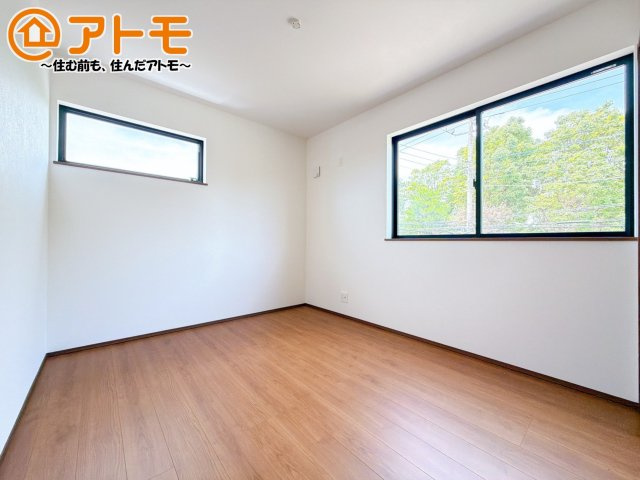 【子供部屋】 | 沼津市岡宮2期　新築一戸建て　全１棟 | 収納豊富な洋室は使い勝手良好です！