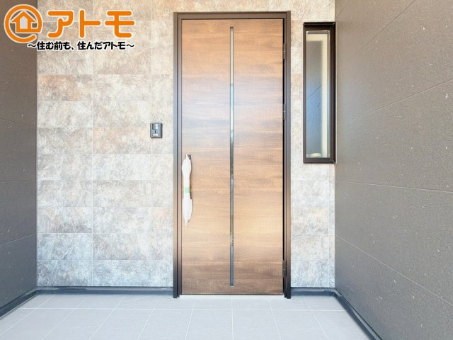 【玄関】 | 沼津市岡宮2期　新築一戸建て　全１棟 | 落ち着いた色合いの玄関はダブルロックで防犯性に優れた仕様になっています♪