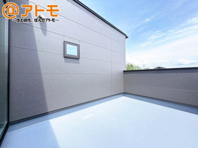 【バルコニー】 | 沼津市岡宮2期　新築一戸建て　全１棟 | やっぱり助かる広々バルコニー♪お布団や洗濯物を干せるのはもちろん、広々としたバルコニーで少しでも家事を楽ちんに！