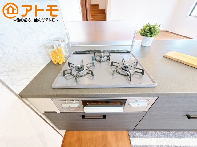 【設備】 | 沼津市岡宮2期　新築一戸建て　全１棟 | ３口コンロは使い勝手がよくお料理も楽しくなりそうです♪