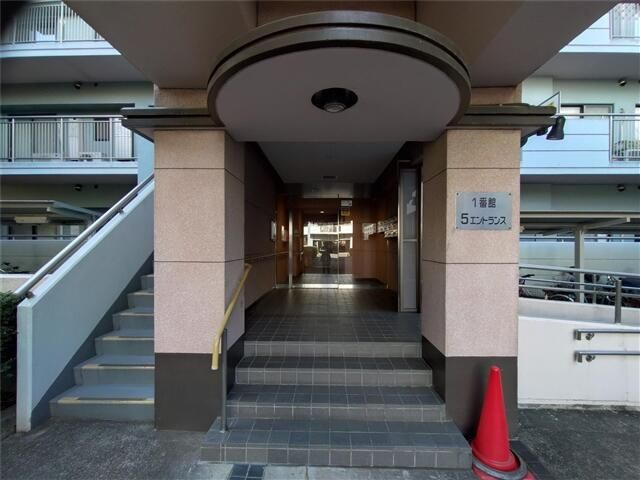 ガーデンハイツ小平１番館のエントランス