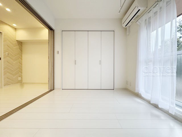 【洋室】 | 第22宮庭マンション | 窓から明るい光が差し込む洋室。ベッドを置いて個人居室にする場合は、多くの時間を過ごすことになる空間です。使い勝手や落ち着きを想像してください。～即日のご見学可能～　お問合せはお気軽にどうぞ。
