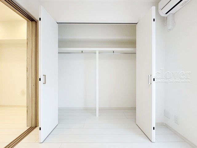 【収納】 | 第22宮庭マンション | クローゼットの画像です。大きく左右に開いた扉の開放のしやすさと、奥行きを含めた収納部分のサイズ感をぜひ現地にてご確認ください。～即日のご見学可能～　お問合せはお気軽にどうぞ。
