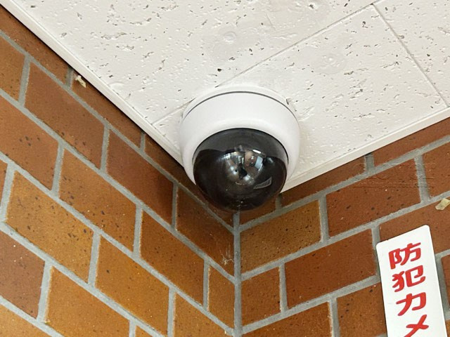 【防犯設備】 | 第22宮庭マンション | 建物や敷地の隅々に目を光らせる防犯カメラが設置されています。現地を見学される際には、カメラの存在やその台数にも意識を払ってみてください。～即日のご見学可能～　お問合せはお気軽にどうぞ。