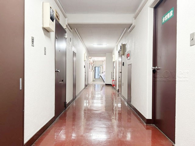 【その他共用部分】 | 第22宮庭マンション | マンションの共用廊下です。きれいに清掃されています。周囲のお部屋の様子も、ぜひ伺ってみてください。～即日のご見学可能～　お問合せはお気軽にどうぞ。
