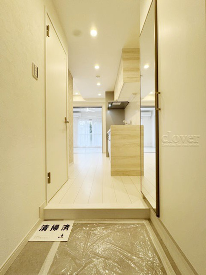 【玄関】 | 第22宮庭マンション | 玄関ドアを背に、廊下と室内を望みます。ナチュラル系の色合いを重視した内装のイメージをご確認ください。お部屋の第一印象やイメージを決定づける空間です。～即日のご見学可能～　お問合せはお気軽にどうぞ。
