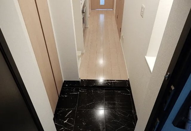 メゾンカルム本郷の玄関