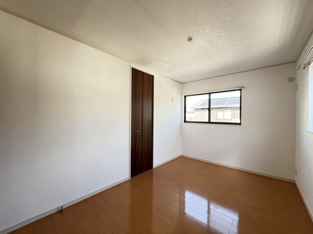 磯城郡田原本町大字新木の洋室|明るい洋室６帖です　クローゼット付き