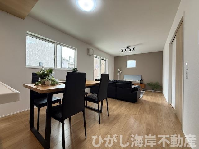 平塚市夕陽ケ丘　新築戸建　全２棟の居間・リビング|17帖　LDK