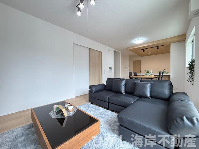 平塚市夕陽ケ丘　新築戸建　全２棟のダイニング|17帖　LDK