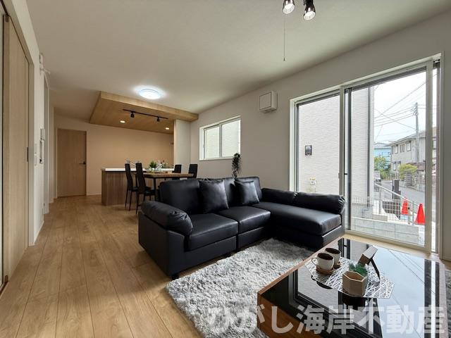 平塚市夕陽ケ丘　新築戸建　全２棟の居間・リビング|17帖　LDK