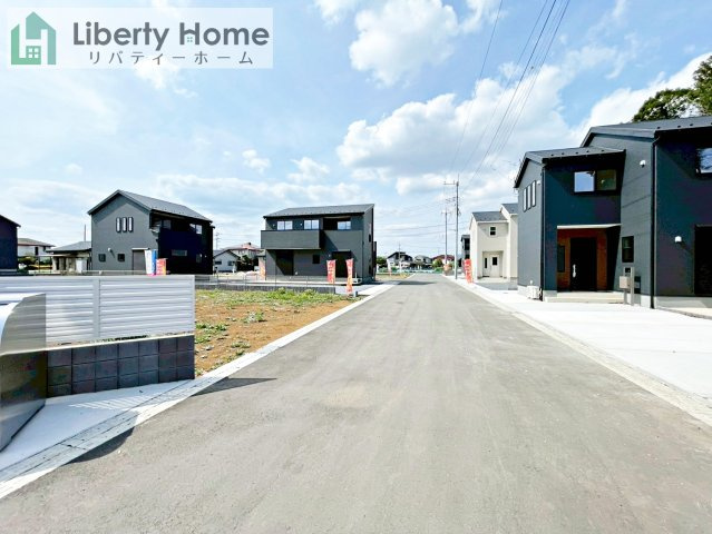 かすみがうら市下稲吉2期　新築戸建　4号棟の前面道路含む現地写真