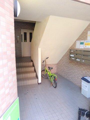 松戸市西馬橋幸町の賃貸マンションのエントランス