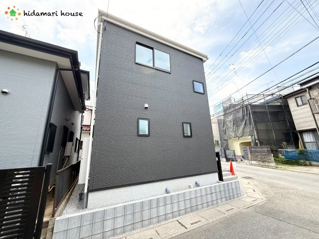 上尾市瓦葺2期　新築戸建　リナージュ01の前面道路含む現地写真