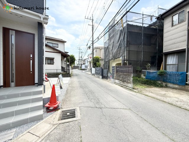 上尾市瓦葺2期　新築戸建　リナージュ01の前面道路含む現地写真