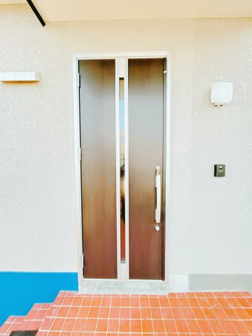 【玄関】 | 北見市桜町５丁目１０番地８　中古売家 | 【リフォーム後】玄関ドアは断熱性の物を新品交換致しました。