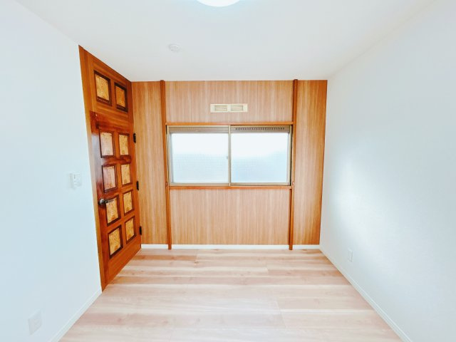 北見市桜町５丁目１０番地８　中古売家の洋室|【リフォーム後】2階西側洋室です。クロス張替とクッションフロアを