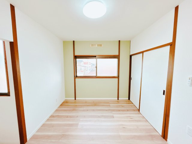 北見市桜町５丁目１０番地８　中古売家の洋室|【リフォーム後】2階洋室です。こちらはクロスの張替えとクッションフロアの上張りを行いました。