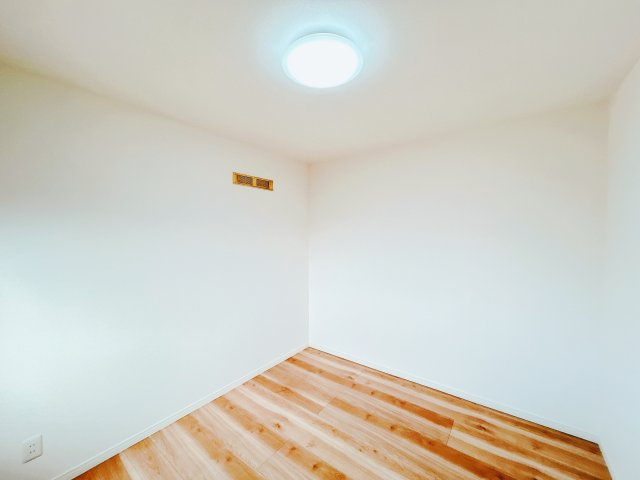 【洋室】 | 北見市桜町５丁目１０番地８　中古売家 | 【リフォーム後】2階南側洋室です。こちらはクロスの張替えとクッションフロアの上張りを行いました。