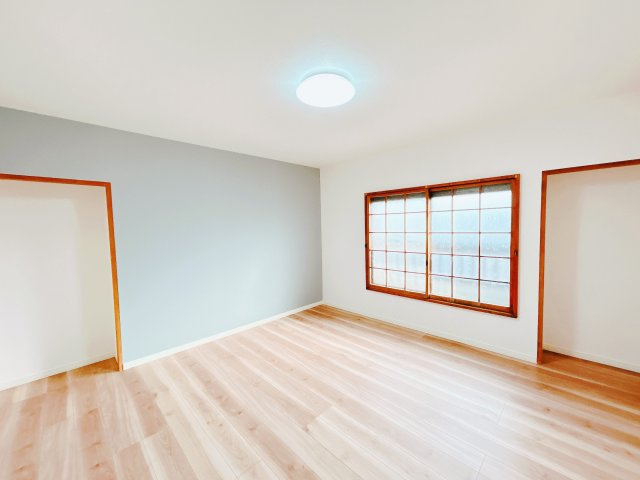 【洋室】 | 北見市桜町５丁目１０番地８　中古売家 | 【リフォーム後】2階和室別アングルです。