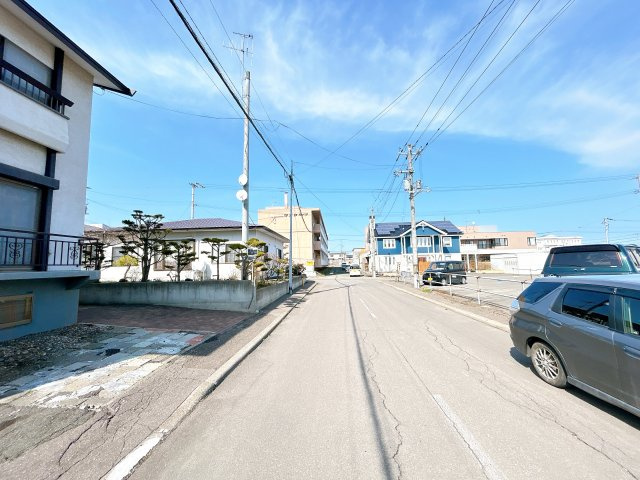 【前面道路含む現地写真】 | 北見市桜町５丁目１０番地８　中古売家 | 【前面道路】8ｍの公道に面してます。