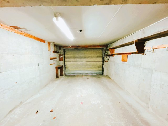 北見市桜町５丁目１０番地８　中古売家の駐車場|【リフォーム後】車庫です。
