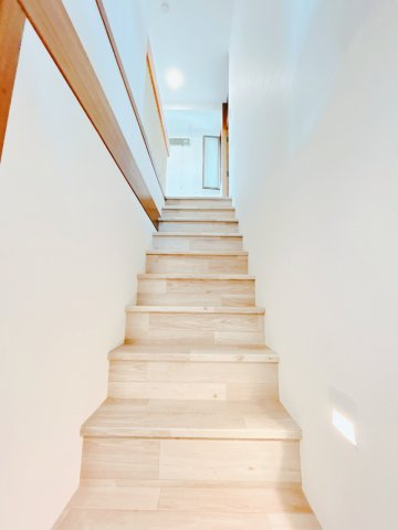 【その他共用部分】 | 北見市桜町５丁目１０番地８　中古売家 | 【リフォーム後】階段です。こちらはクロスの張替えとクッションフロアの上張りを行いました。