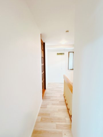 【その他共用部分】 | 北見市桜町５丁目１０番地８　中古売家 | 【リフォーム後】廊下です。こちらはフローリングの張替えとクロスの張替えを行いました。