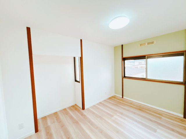 【洋室】 | 北見市桜町５丁目１０番地８　中古売家 | 【リフォーム後】洋室別アングル