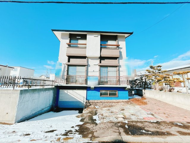 【外観】 | 北見市桜町５丁目１０番地８　中古売家 | 【リフォーム後】接道側外観です