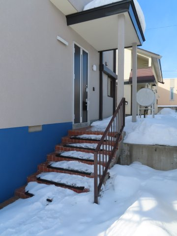 北見市桜町５丁目１０番地８　中古売家の玄関|【リフォーム後】玄関ポーチ部分