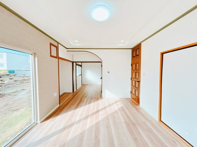 北見市桜町５丁目１０番地８　中古売家の居間・リビング|【リフォーム後】リビングです。クロス張替、フローリング重張りを行いました。