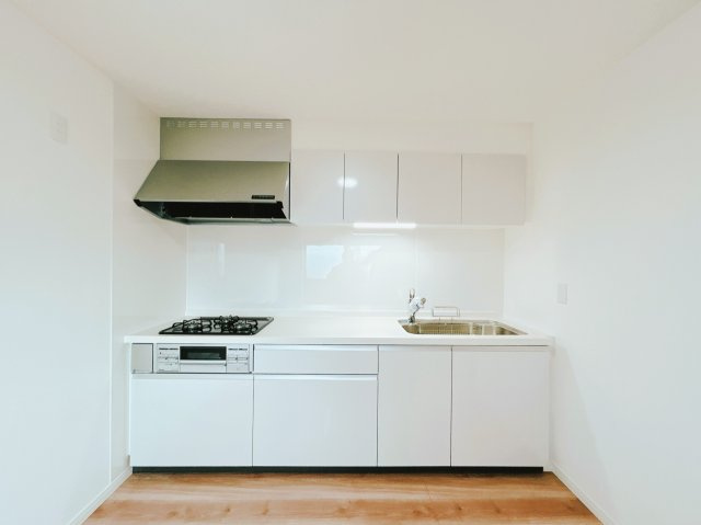 【キッチン】 | 北見市桜町５丁目１０番地８　中古売家 | 【リフォーム後】こちらはLIXIK製のサイズ2550のシステムキッチンに新品交換致しました。新品のキッチンで料理ができるのは嬉しいですね。