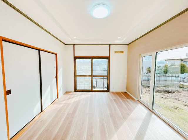 北見市桜町５丁目１０番地８　中古売家の居間・リビング|【リフォーム後】リビング別アングルです。