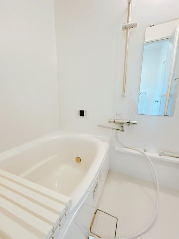 【浴室】 | 北見市桜町５丁目１０番地８　中古売家 | 【リフォーム後】お風呂写真です。こちらはLIXIL製の0.75坪サイズのユニットバスへ新品交換いたしました。追い焚き機能も付きますので経済的ですね。