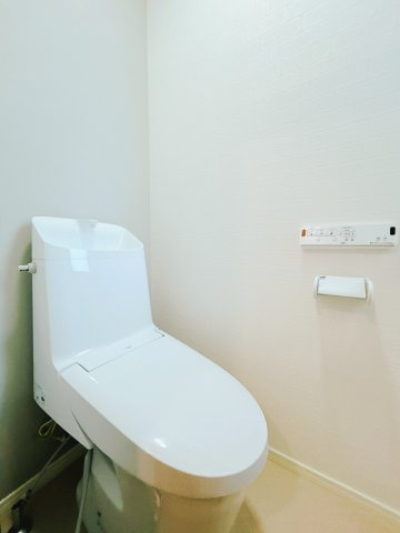 【トイレ】 | 北見市桜町５丁目１０番地８　中古売家 | 【リフォーム後】LIXIL製の節水型トイレに新品交換いたしました。毎日使用する物ですので新品は嬉しいですね。
