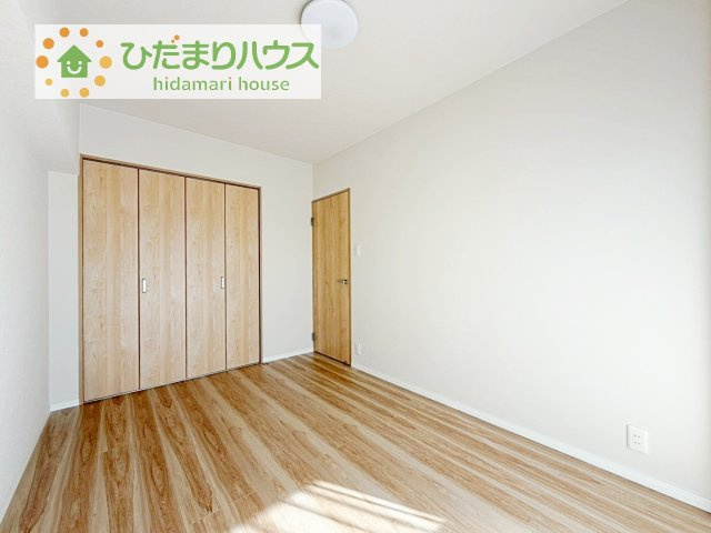 【寝室】 | キャッスル土浦  | 広めの主寝室は、ベッドの他にもパソコンデスクやドレッサーなども置けちゃいます(*^-^*)