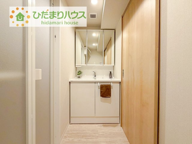 【独立洗面台】 | キャッスル土浦  | 三面鏡の大きな鏡は憧れます(^^♪
鏡の後ろは収納となっていて、細かいものでも収納できるのでスッキリと整理できます！