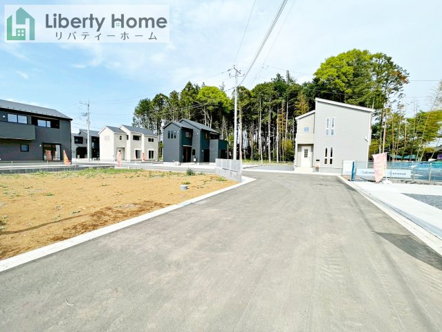 かすみがうら市下稲吉2期　新築戸建　6号棟の前面道路含む現地写真