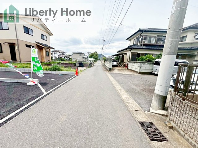 石岡市鹿の子第1　新築戸建　2号棟の前面道路含む現地写真