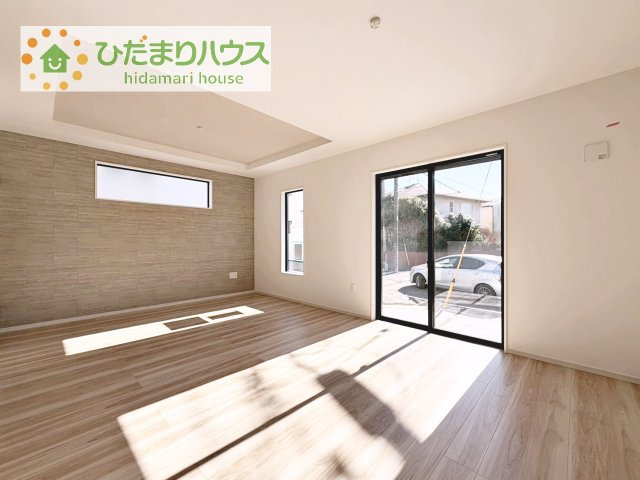 【居間・リビング】 | 我孫子市寿4期　新築戸建　3号棟 | リビングの大きな窓からは、暖かな日の光が降り注ぎます・・・