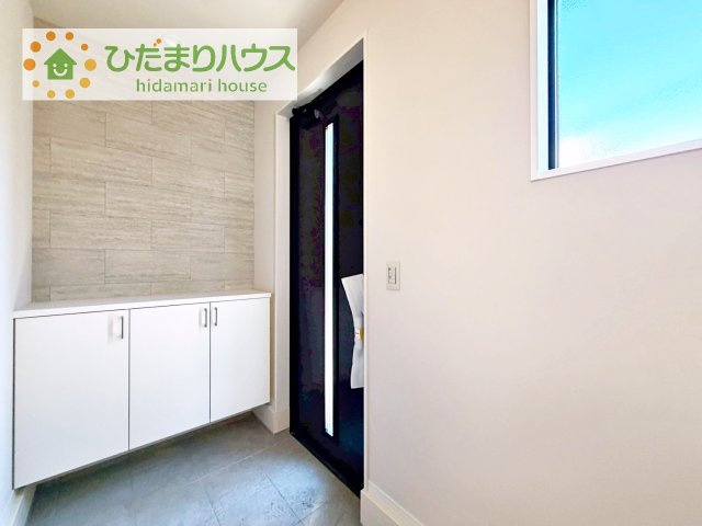 【玄関】 | 我孫子市寿4期　新築戸建　3号棟 | 小窓が付いているドアなので明るいスペースになっています♪