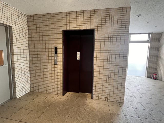 レ・モンデ新潟のエントランス|エレベーター1基
