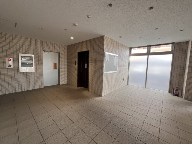 レ・モンデ新潟のロビー|出入り口はオートロックになっていますのでセキュリティ面でも安心できます
